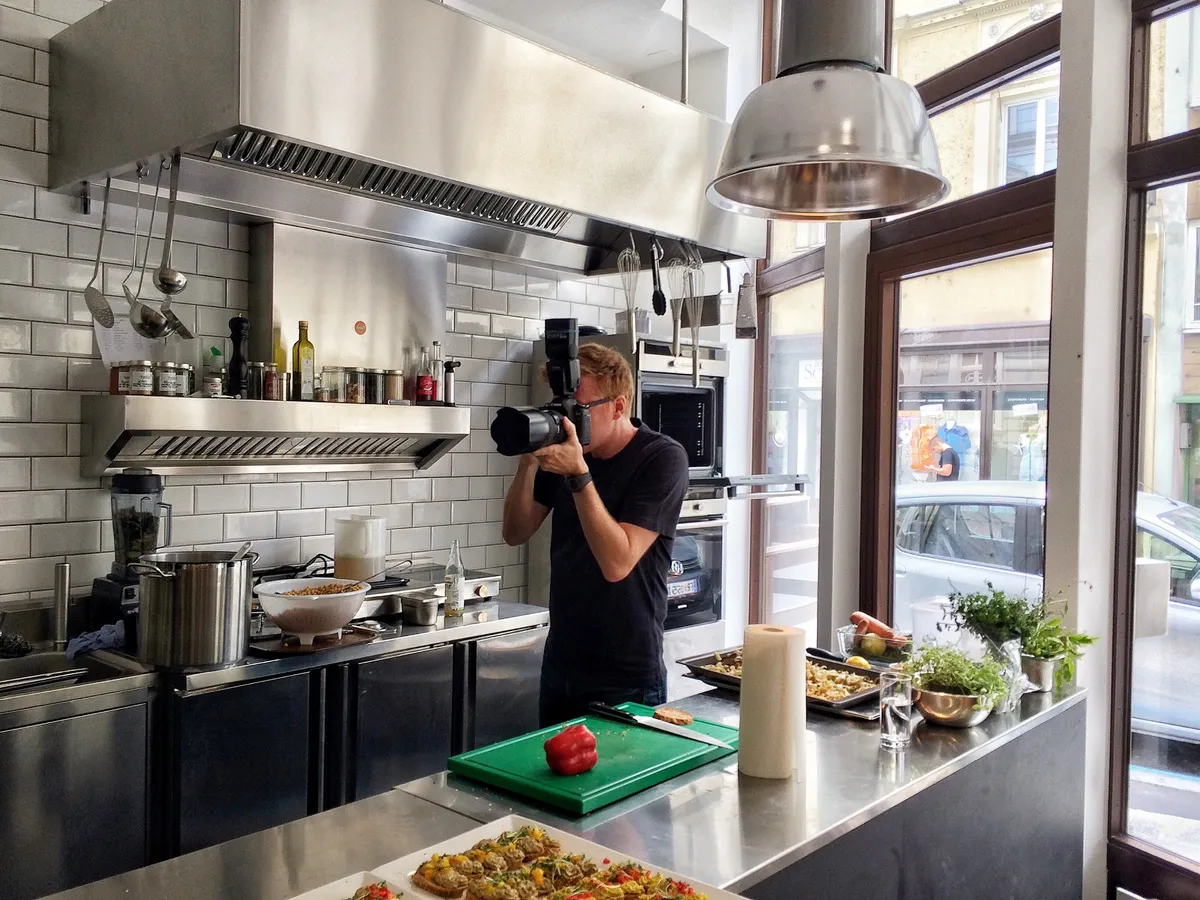 Wolfgang Lehner fotografiert eine Szene aus dem Restaurant-Alltag in der Küche