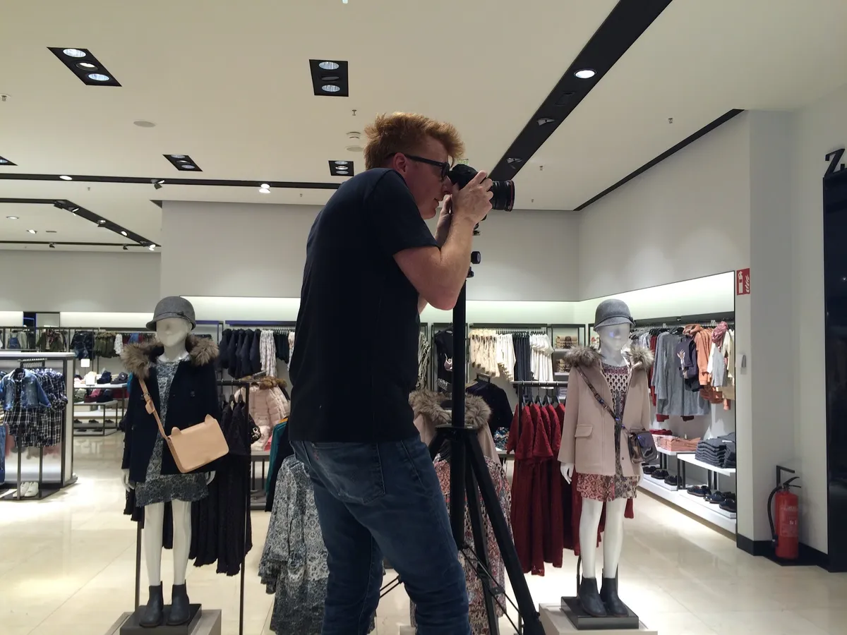 Wolfgang Lehner fotografiert mit Kamera auf dem Stativ in einer Zara-Filiale in Wien