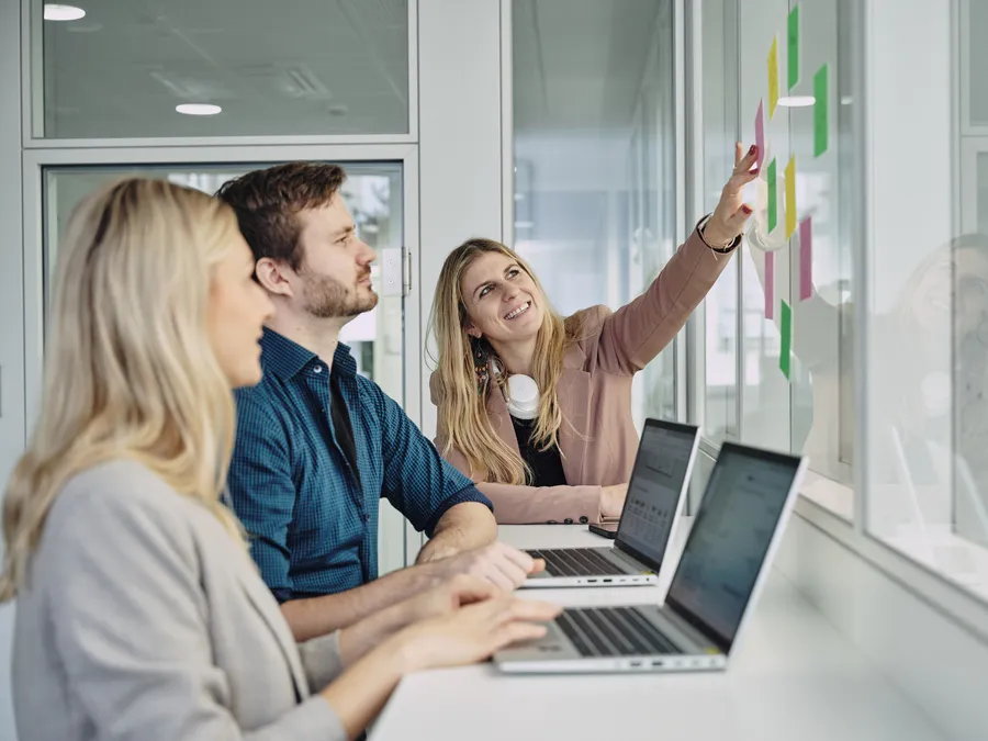 Team bespricht Material gemeinsam am Bildschirm