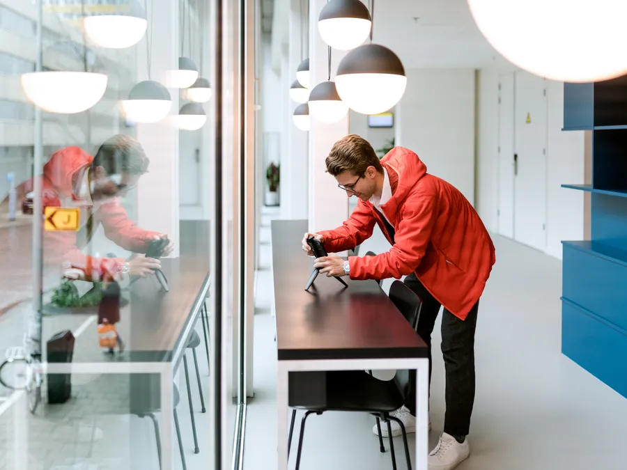 Workshop-Teilnehmer filmt selbstständig mit dem Smartphone auf einem Stativ