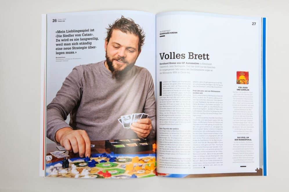 Mitarbeiter Bernhard Krenn beim Brettspiel, Unternehmenszeitschrift Globe, Corporate Publishing