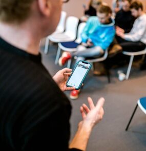 Wolfgang Lehner führt live Content Postproduktion mit dem Handy vor. Apps für Bildbearbeitung und Videoschnitt.