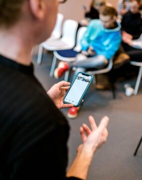 Wolfgang Lehner führt live Content Postproduktion mit dem Handy vor. Apps für Bildbearbeitung und Videoschnitt.