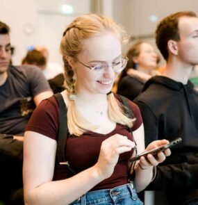 Workshopteilnehmerin übernimmt die besten Einstellungen am Handy für besser Bilder und Videos.