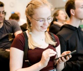 Workshopteilnehmerin übernimmt die besten Einstellungen am Handy für besser Bilder und Videos.