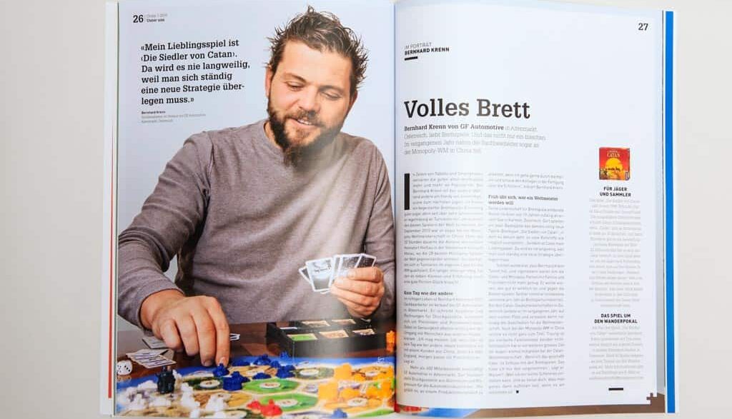 Mitarbeiter Bernhard Krenn beim Brettspiel, Unternehmenszeitschrift Globe, Corporate Publishing