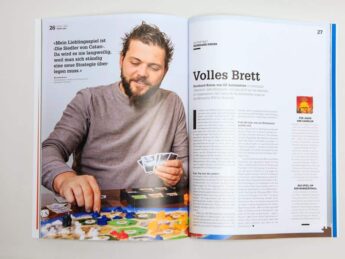 Mitarbeiter Bernhard Krenn beim Brettspiel, Unternehmenszeitschrift Globe, Corporate Publishing
