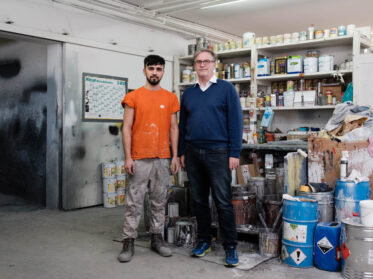 Fotoreportage für die Zeit. Lehrling Ehsan Mohammed (l.) und der Unternehmer Michael Großbötzl © Wolfgang Lehner
