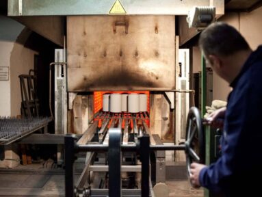 Unternehmensfotografie, Industriebetrieb Emailgeschirr, Menschen während der Arbeit, Brennofen