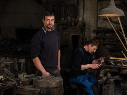 Portrait von den beiden Schmidbergers. Harnische & Helme werden für die Päpstlichen Schweizergarde produziert. Wolfgang Lehner für Smart Foto und Video Produktion.