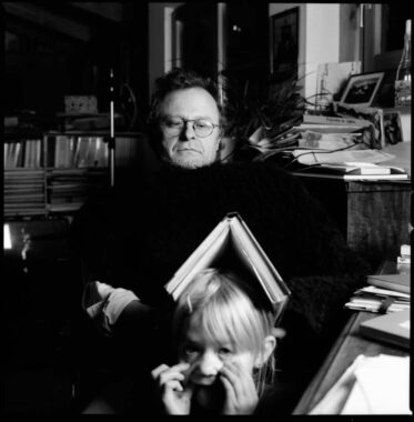 Portrait von Schriftsteller Richard Wall und seiner Tochter, Engerwitzdorf, Schwarzweissfotografie Hasselblad, analoge Fotografie
