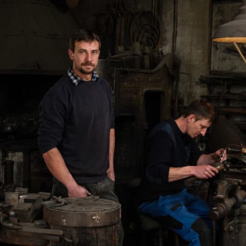 Portrait von den beiden Schmidbergers. Harnische & Helme werden für die Päpstlichen Schweizergarde produziert. © Wolfgang Lehner