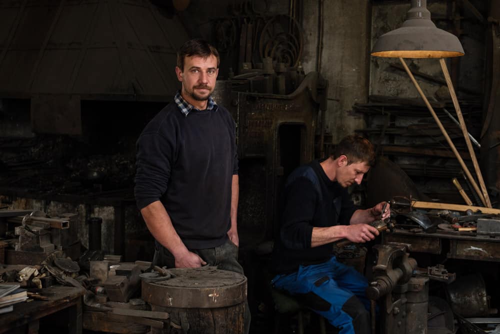 Portrait von den beiden Schmidbergers. Harnische & Helme werden für die Päpstlichen Schweizergarde produziert. Wolfgang Lehner für Smart Foto und Video Produktion.